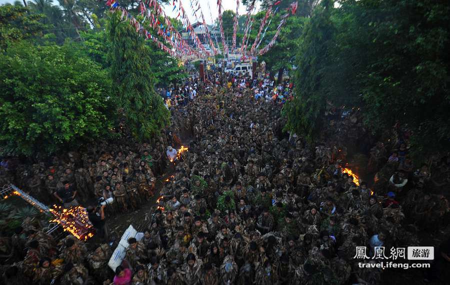 菲律宾“泥人”披香蕉叶庆祝圣约翰节 