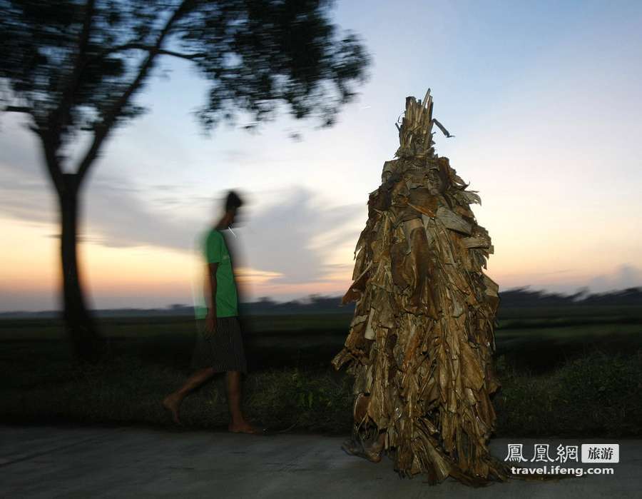 菲律宾“泥人”披香蕉叶庆祝圣约翰节 