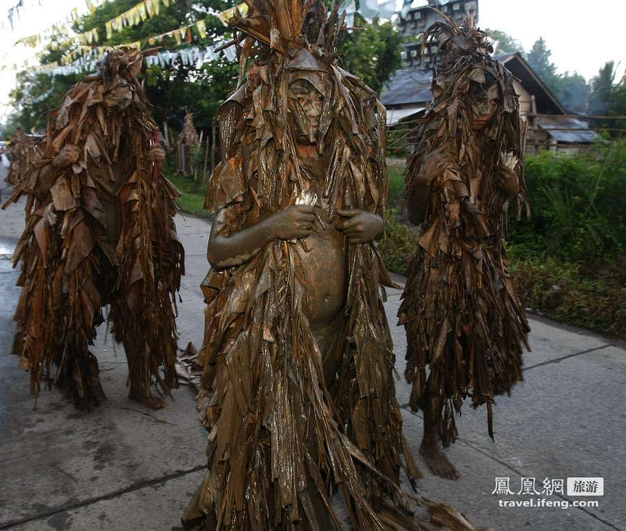 菲律宾“泥人”披香蕉叶庆祝圣约翰节 