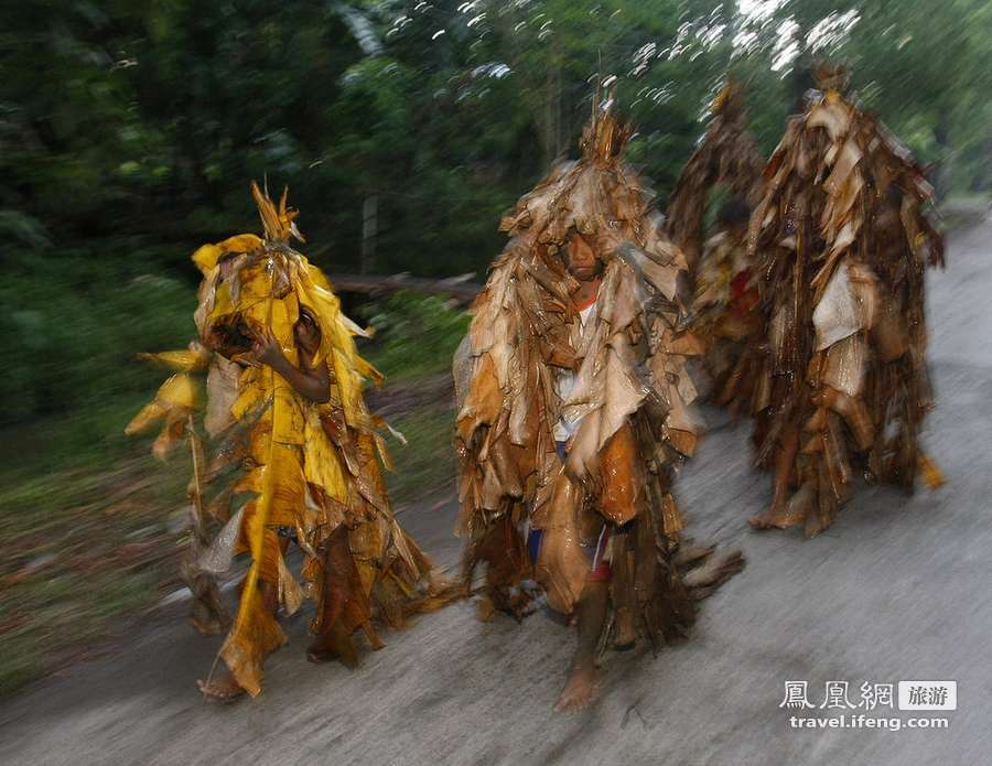 菲律宾“泥人”披香蕉叶庆祝圣约翰节 