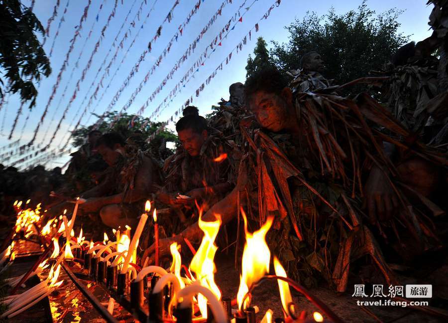 菲律宾“泥人”披香蕉叶庆祝圣约翰节 