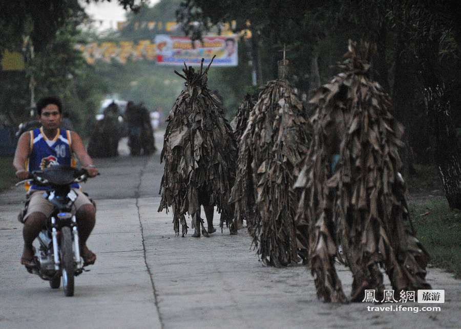 菲律宾“泥人”披香蕉叶庆祝圣约翰节 