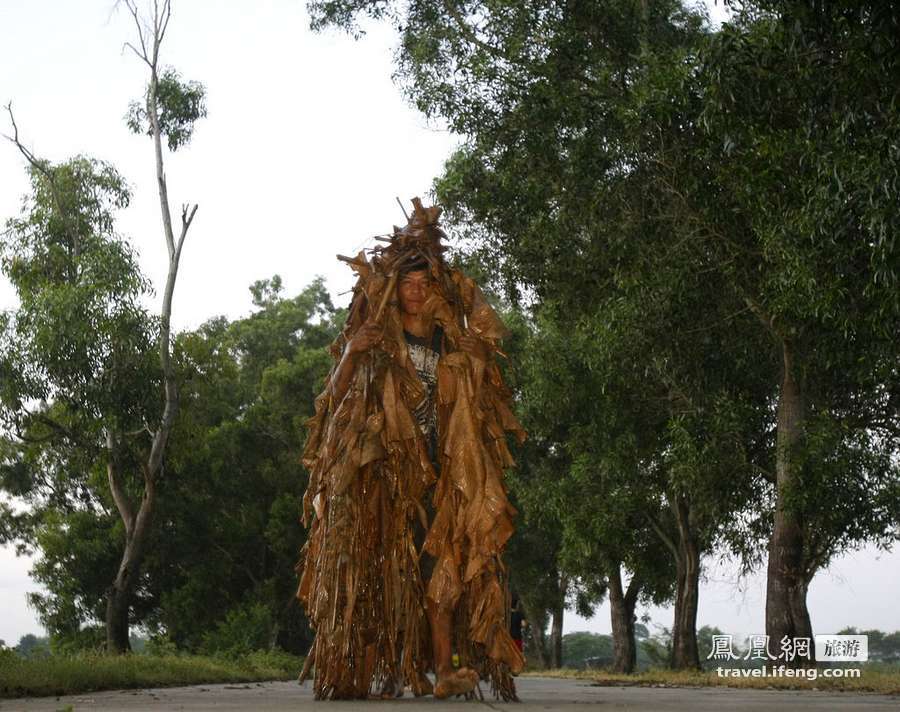 菲律宾“泥人”披香蕉叶庆祝圣约翰节 