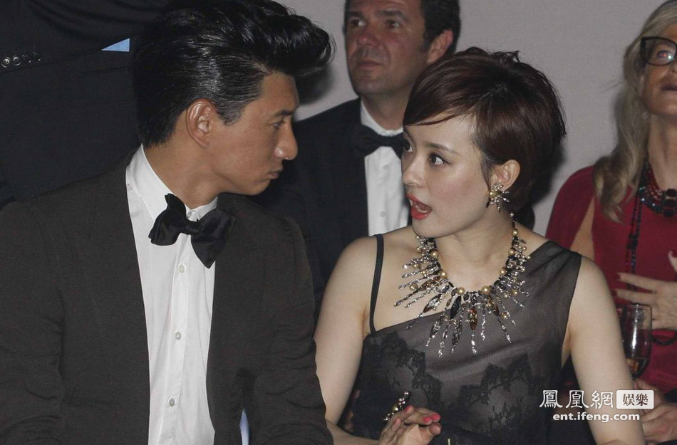 孙俪黑色透视装亮相 与吴奇隆热聊