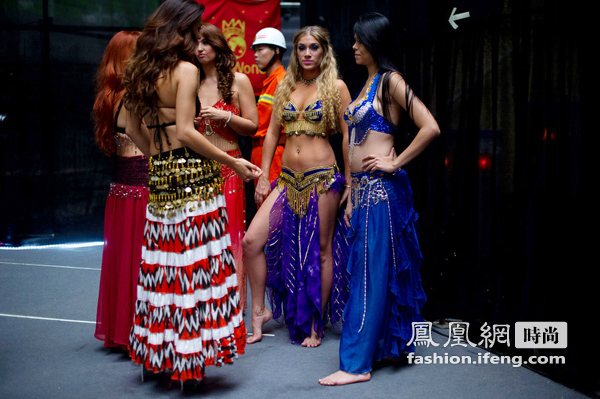 世界小姐参赛选手齐聚内蒙古 民族造型争奇斗艳