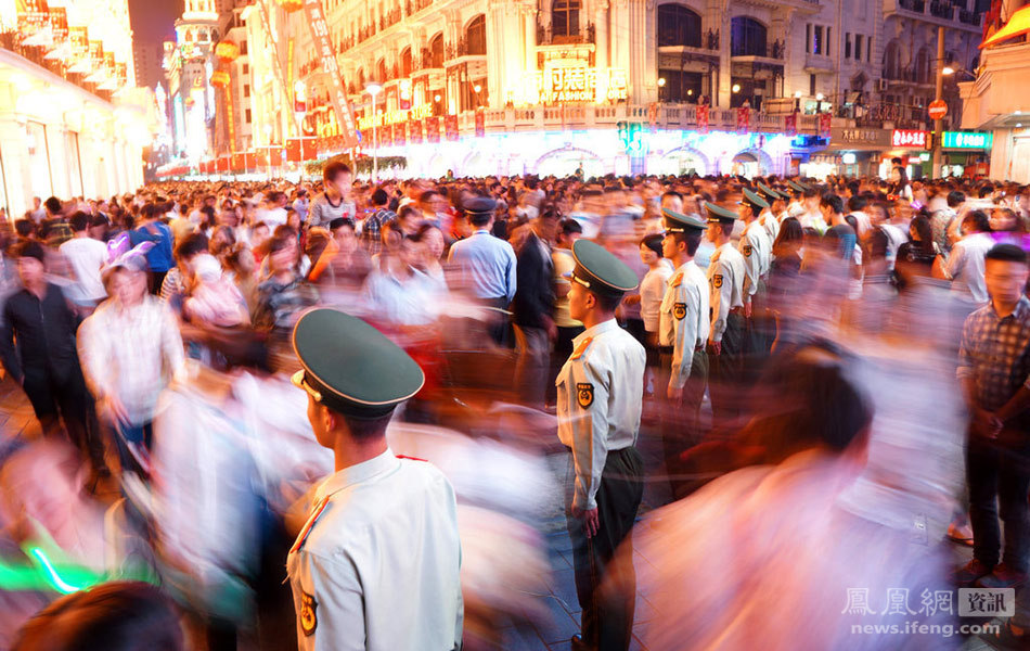 拥挤的国庆节【组图】 http://hsgds2004.blog.163.com - 擎天一柱 - 擎天一柱的博客 拥挤的节日【组图】 - 深瞳渊源 - 深瞳渊源,品味经典!!!