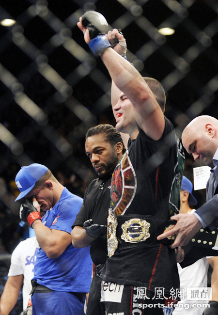 UFC-凯恩加冕重量级冠军 日本选手遭重击