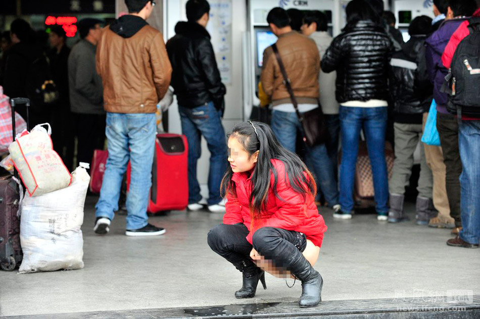 2012年1月5日,成都火车北站,由于购票排队时间太长,女子内急当街撒尿.