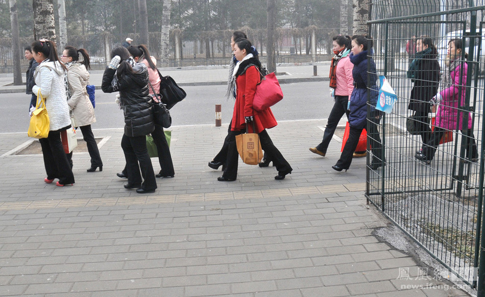 北京:朝鲜大使馆多名女子周末列队出入