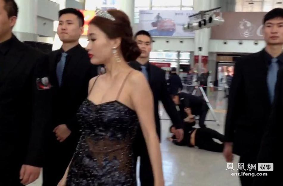 女星携多名保镖现身遭袭 后台出手殴打猥琐男[高清大图]