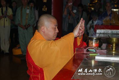 日本天台宗布教师会在峨眉山万年寺举行诵经祈福法会