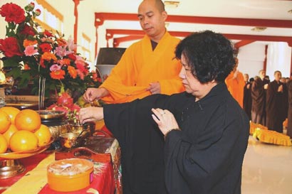 众于大雄宝殿内依《净土忏法仪规》,诵经礼忏,供佛斋僧,仰仗弥陀弘愿