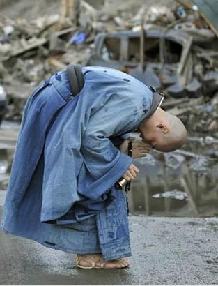 感动网友:日本年轻僧人在废墟的街上 为死者祈