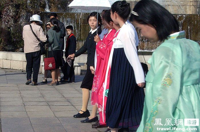 拍摄朝鲜街头女性 从着装看当地人民生活水平