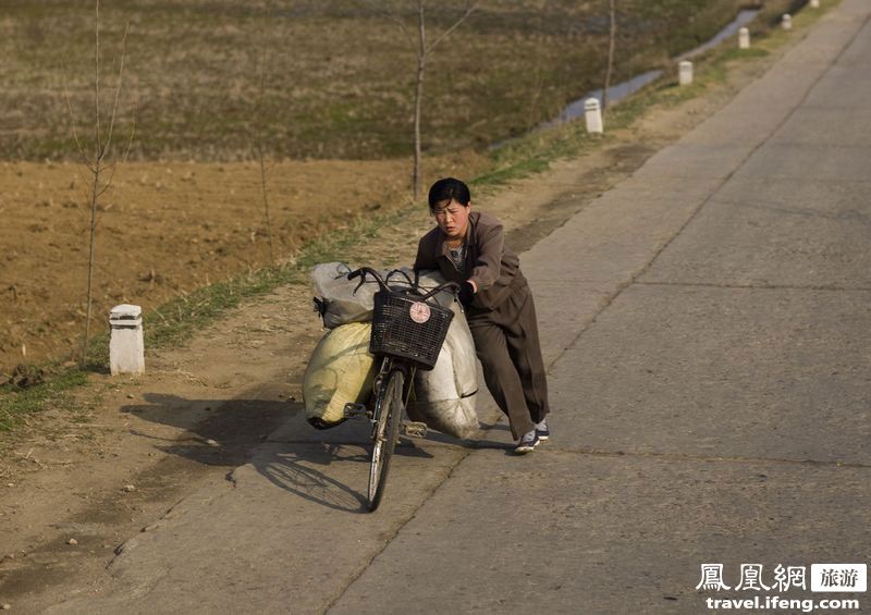 拍摄朝鲜街头女性 从着装看当地人民生活水平