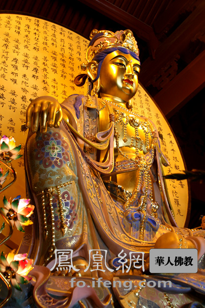 普陀山大乘禅院内供奉水月观音像(图片来源:凤凰网华人佛教  摄影