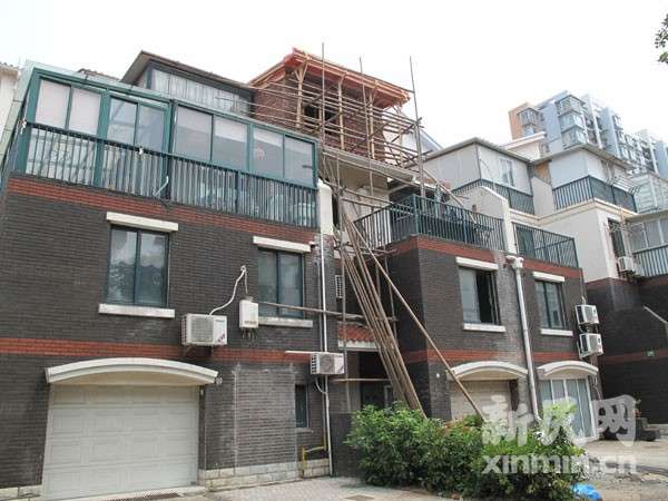 阳光欧洲城四期181号违法建造的砖房.新民网记者卜春艳金高路回传