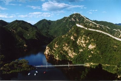 怀柔 树林风景区_观赏网 水长城俘虏摄影者的灵魂 坐标:怀柔黄花城水长城 黄花城长城建于明弘治年间,是明代蓟镇居庸关最东端的边守要塞。从西水峪向东,经撞道口(又称“镇虏关”)到黄花城水库,这5公里范围内的原生态长城区域,漫山遍野散落着山杏树和山桃树,随处可见一片新绿之色。在这些嫩绿的映衬下,再加之长城盘亘山岭下明镜似的小西湖,让黄花城长城的景致显得比任何季节都要独特,是北京地区典型的山水长城结合的典范。 黄花城“水长城”是目前北京唯一可见“随山就势,长城入水&rdquo
