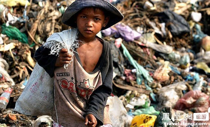 叹柬埔寨贫民区里拾荒者的悲惨生活