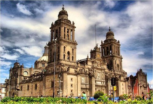 墨西哥大教堂:一座由玄武岩和灰色沙质石料砌成的著名教堂