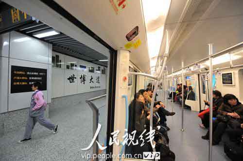 游客乘坐上海地铁13号线世博专线