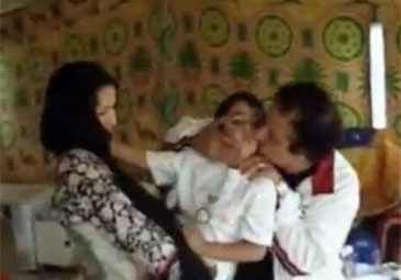 卡扎菲家庭录像曝光 亲吻孙子与其嬉戏