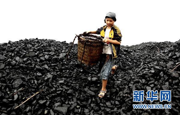 捡拾煤渣补贴家用 山里娃的“黑色”暑假(图)