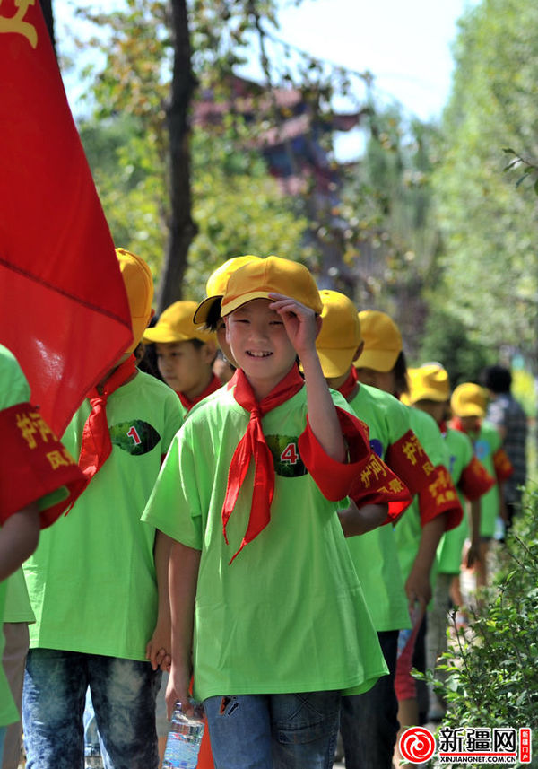 乌鲁木齐30名小学生组成水磨河护河小卫士