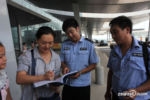新疆游客临潼丢手机没时间领 警察赶到机场送