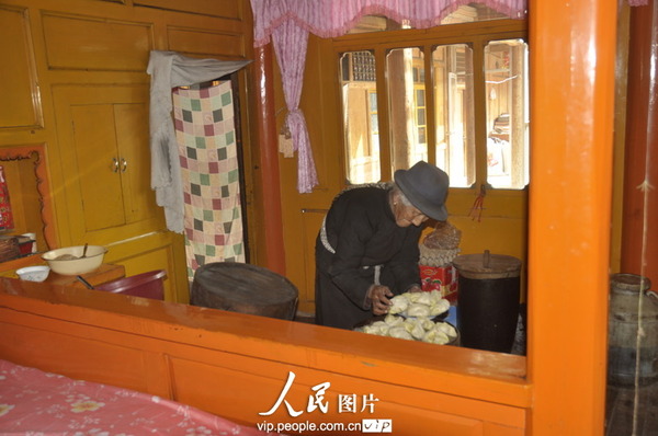 藏区传统、节能的连锅炕，每家至少有两三座。