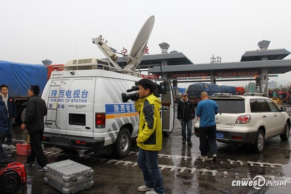 陕西广播电视台卫星直播车从灾区发回第一新闻