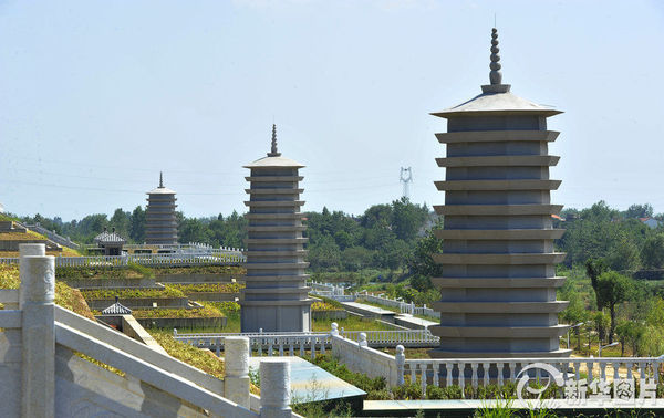 　　2013年8月9日，湖北武汉，网友半生迷离发微博称，新洲区汪集镇东边咀一墓地依山傍水，气势宏伟，各方面气派胜过北京天坛的建筑群。（图片来源：王宥/CFP 版权所有 请勿转载）