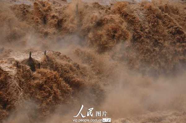 7月21日，在山西吉县拍摄的气势磅礴的黄河壶口瀑布特大瀑布群（郑重声明：凡带有“人民图片”字样图片，未经许可，不得转载。购图电话010-65368421）