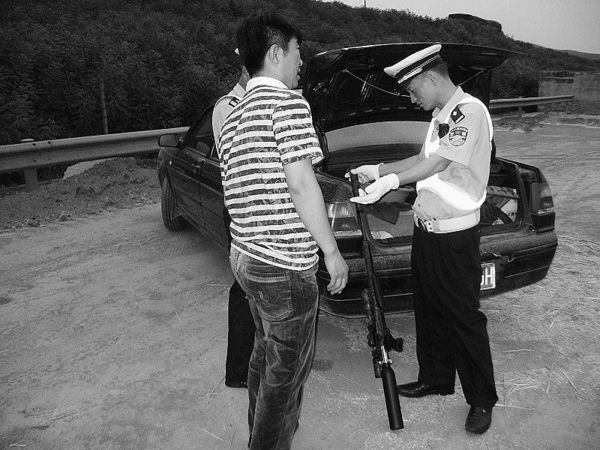 男子大学城旁逆向停车练枪法