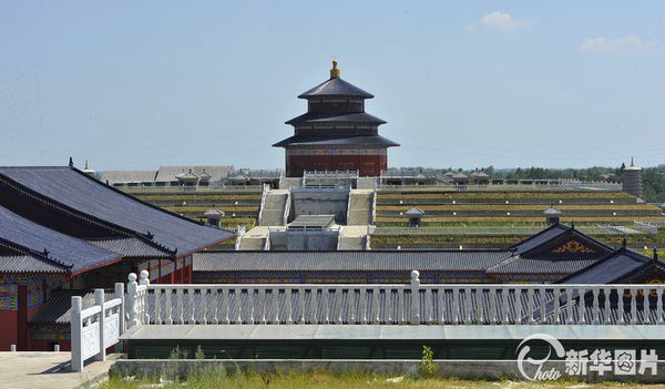 　　2013年8月9日，湖北武汉，网友半生迷离发微博称，新洲区汪集镇东边咀一墓地依山傍水，气势宏伟，各方面气派胜过北京天坛的建筑群。（图片来源：王宥/CFP 版权所有 请勿转载）