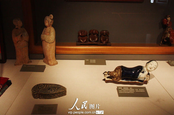 6月30日， 在山东聊城悟思园古代婚俗陈列馆拍摄的古代婚俗摆件。（郑重声明：凡带有“人民图片”字样图片，未经许可，不得转载。购图电话010-65368421）