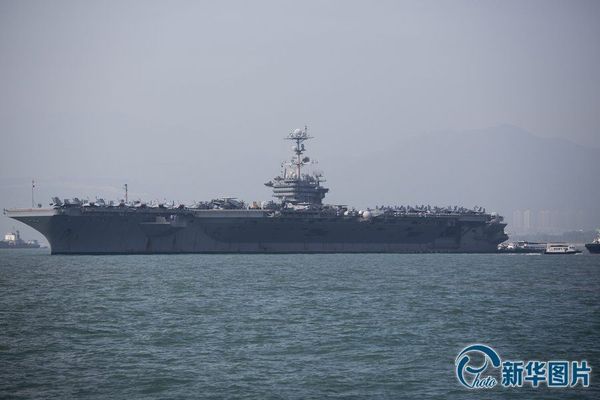 　　2013年11月8日，中国香港，以“乔治·华盛顿”号核动力航母为首的美国海军战舰集群今日停靠在香港水域。美国海军中队计划在香港停留5天，目的是让5500名水兵休息调整。图片来源：CFP