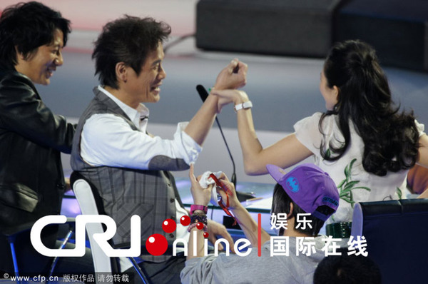 章子怡录《最强音》当众“调戏”陈奕迅 与罗大佑摸手热聊不惧撒贝宁吃醋