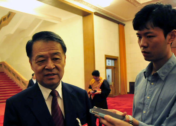 交通部部长杨传堂接受记者采访