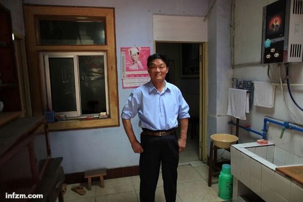 周斌,69岁,站在自己住的平房里