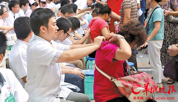 三伏天灸开贴 广东省中医院一天贴了两万多人