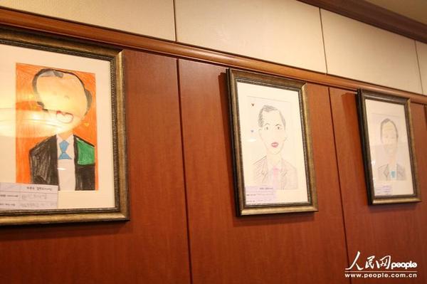 在江原道知事崔文洵家中客厅，陈列了很多小朋友为其话的肖像（人民网张希摄）