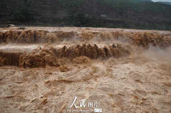 7月21日，在山西吉县拍摄的气势磅礴的黄河壶口瀑布特大瀑布群（郑重声明：凡带有“人民图片”字样图片，未经许可，不得转载。购图电话010-65368421）