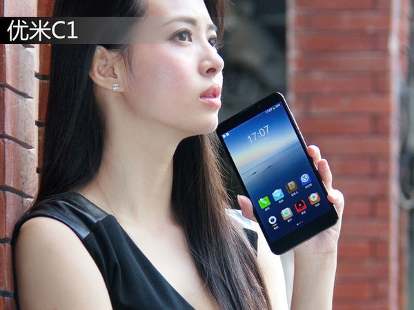 品牌型号:优米C1 操作系统:阿里手机系统 CPU核心:MT6589T、四核1.5GHz 内存存储:2GB RAM、32GB ROM 主屏尺寸:6.44英寸、1920×1080像素 主摄像头:1300万像素 前置摄像:800万像素 电池容量:4150毫安时 外观尺寸:174×89.8×8.9毫米 机身重量:232克 网络模式:WCDMA+GSM双卡双待 特色功能:NFC/霍尔开关/WIFI-display