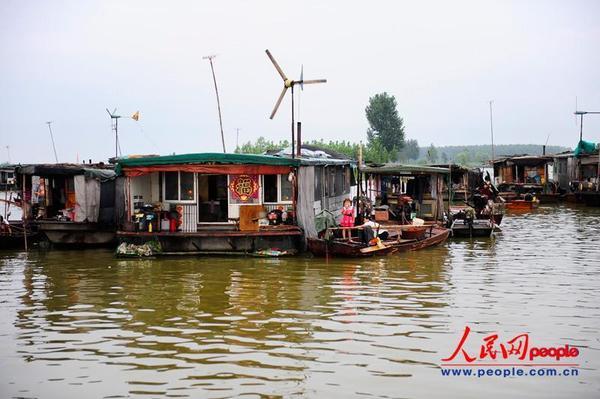微山湖上现存唯一的渔民村庄——有585户的湖兴村。
