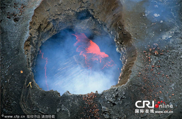 摄影师镜头捕捉夏威夷基拉韦厄火山喷发壮观景