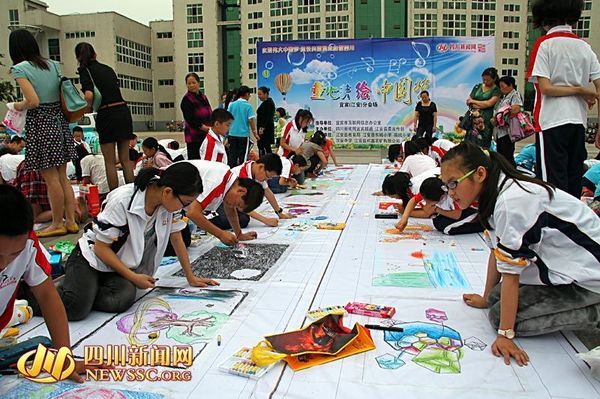 宜宾:100名儿童绘出100米"中国梦"希望画卷(高清组图)