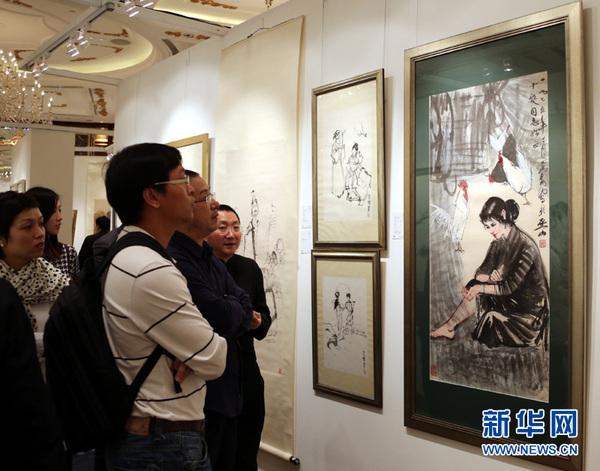 4月3日，观众在嘉德香港春季拍卖会预展上欣赏黄胄的作品《养鸡姑娘》。