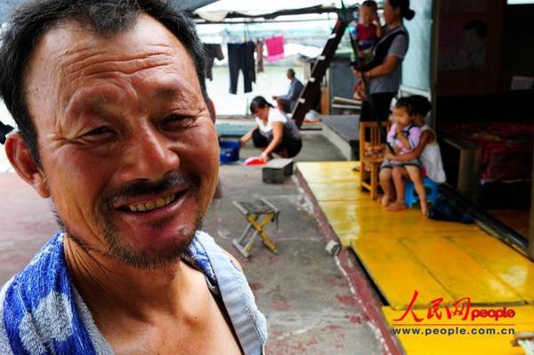 生活在船上的陈俊喜和他的家人。
