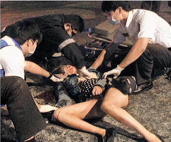 蒋泳馨被砍杀十多刀，满身是血倒地，送医后仍伤重不治。（图片来自台媒）